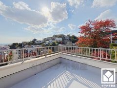 3階は広々とした南向きルーフバルコニーで陽当たり、風通し良好。陽射しを感じながら贅沢な時間を過ごすことができます。