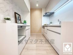 壁付けタイプで空間を有効活用。明るい白色で統一された清潔感のあるデザインが魅力のシステムキッチンです。統一されたデザインの家電収納付カップボードもございます。