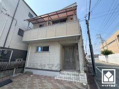 耐震性の高い軽量鉄骨造の2階建住宅です。