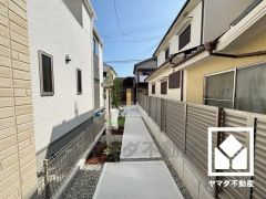 家族との時間も、自分だけの時間も心地よく過ごせる。シンプルで飽きのこない設計が、暮らしに余白をもたらします。この住宅は、日々の暮らしをそっと支えてくれます。