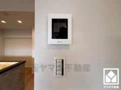 突然の来訪時でも安心なモニター付きインターホンを完備。お留守番中のお子様でも簡単に来訪者の確認ができます。