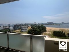 前面に視界を遮る高い建物がなく、海が一望できる開放的な景色が広がります。