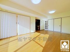 心地よい空間が広がるリビングで、家族みんなが快適に過ごせる時間を提供。