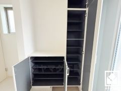 玄関にはシューズボックスを完備。家族の靴もしっかり収納できるので、玄関がいつも片付き、気持ちよくお客様を迎えられます。お出かけの前のチェックにも便利な鏡付きです。