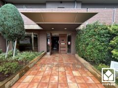 エントランスから始まる、快適な暮らし。オートロック完備の防犯性とデザイン性を両立した、安心の住まい。