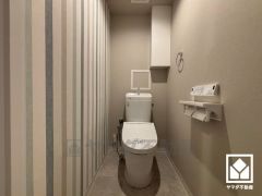 明るく清潔感溢れるトイレです。2連トイレットペーパーホルダーなのでお取替えの手間が軽減できます。トイレットペーパーのストックや、消耗品置き場などとしてお使いいただける吊戸棚もございます。