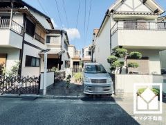 駐車スペース奥の建物となります。白を基調とした清潔感のある外観です。