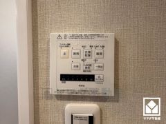 浴室暖房乾燥機付き。真冬の寒い浴室を暖かく、また雨の日の洗濯物の乾燥にと多用途に活躍する機能です。