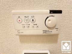 温水洗浄便座付きで、季節を問わずいつでも温かい便座をお使いいただけます。
