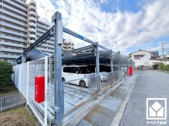 敷地内に100％確保の駐車場を完備（月額8500円～15000円）。機械式のためサイズに制限がございます。