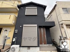 キッチンには床下収納がございます。災害時の非常食や食料品のストックなども保存できます。