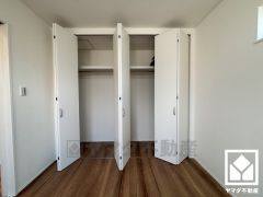 クローゼットは奥行きがあるので、収納力も申し分ありません。お洋服はもちろん、スーツケースなどの大物もしっかり収納できます。