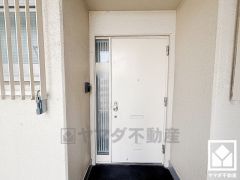 袖の窓から光が差し込み、外出時にも帰宅時にも、明るい気持ちになれる玄関です。