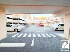 敷地内に駐車場を完備（月額11000円）。重い荷物や雨の日の移動もスムーズで、快適なカーライフを実現。空き状況等は弊社スタッフまでお気軽にお問い合わせください。