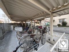 屋根付きの駐輪場も完備。しっかり区画が整理されており、使い勝手の良い設計です。