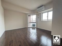 お子様のお部屋などにも丁度良い広さです。大きな窓からは明るい光が降り注ぎます。おしゃれなインテリアが映えるデザイン性の高い洋室で、リラックスしたひとときを過ごせます。