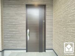 ナチュラルな木目調のドアが落ち着いた雰囲気を演出し、訪れる人々を温かく迎えます。