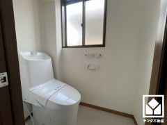 明るく清潔感溢れるトイレです。2階と3階にあるので、朝の忙しい時間にも混雑せず快適です。