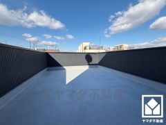 広々としたルーフバルコニーがあり、陽射しを感じながら贅沢な時間を過ごすことができます。