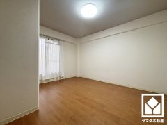 約7帖の洋室です。大きな窓からは明るい光が降り注ぎます。柔らかな光が差し込むお部屋で、快適で落ち着いた生活をお送りいただけます。