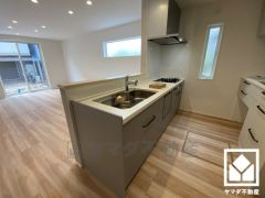 対面式キッチンなのでお料理中でもお子様の様子が分かって安心です。キッチン横には窓がございますので、昼間は手元が明るく、お料理がはかどります。