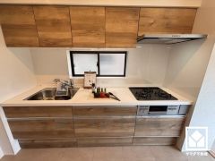 キッチンは空間を有効活用できる壁付けタイプ。独立型なのでお料理に集中しやすい環境です。窓がございますので、昼間は手元が明るく、お料理がはかどります。