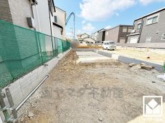 西側に緑豊かな武庫川が流れています。川沿いには遊歩道やサイクリングコース、コスモス園なども整備されています。四季折々の自然を感じながらお散歩や、ジョギング・サイクリングなどの運動も楽しめる住環境です。