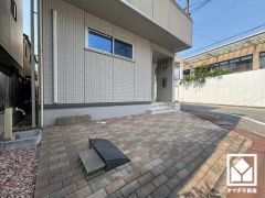 キッチンには窓がございますので、昼間は手元が明るく、お料理がはかどります。