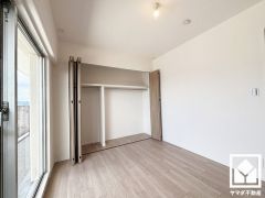 約5帖の洋室です。お子様のお部屋などにも丁度良い広さです。