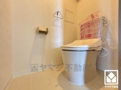 明るく清潔感溢れるトイレです。
