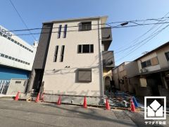 プライバシー・採光に配慮された2階リビングの住宅です。