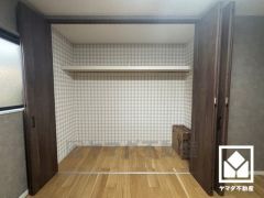 クローゼットは奥行きがあるので、収納力も申し分ありません。