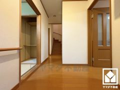 シンプルで洗練された玄関スペース。帰るたびにホッとできる、心地よい住まいの入り口。