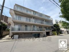 陽光に映える美しい外観。街並みに馴染みながらも、ひときわ目を引く存在感。