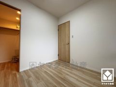 ウォークインクローゼット付きのお部屋で整理整頓しやすいです。