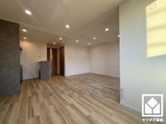 広々16帖のLDKが魅力。おしゃれなインテリアが映えるリビングで、リラックスしたひとときを過ごせます。