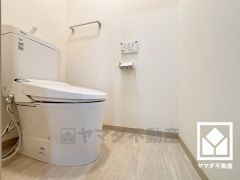 明るく清潔感溢れるトイレです。