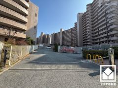 洋室は防音性、保温性に優れたカーペット敷き詰めです。防滑性、クッション性も高く、お子様やご高齢の方も安全にお住まいいただけます。