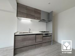 キッチンは空間を有効活用できる壁付けタイプ。