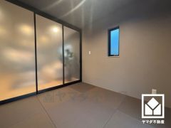 約4.5帖の和室がLDKに隣接しており、一体利用も可能です。和の趣を大切にしながら、現代のライフスタイルにも調和する美しい琉球畳。すり硝子の引き戸が空間をゆるやかに仕切り、くつろぎを演出します。