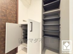 玄関にはたっぷりの収納スペースを完備。家族の靴もしっかり収納できるので、玄関がいつも片付き、気持ちよくお客様を迎えられます。