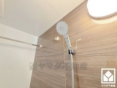 INAX「エコアクアスイッチシャワー」搭載。水滴にたっぷりの空気を含ませることで、ボリュームのある浴び心地と節水を両立したシャワーヘッドです。