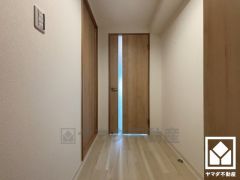 リビングへ続くドアの窓から光が差し込み、外出時にも帰宅時にも、明るい気持ちになれる玄関スペースです。