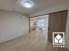 約6帖の洋室です。リビングに隣接する続き間で、一体利用も可能です。