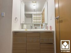 収納付きでスッキリお使い頂ける3面鏡の洗面台です。カウンターが広めなので、忙しい朝でも身支度がしやすく時短になります。