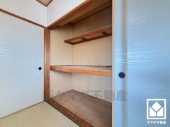 押入にはお客様用の座布団や寝具も収納可能です。
