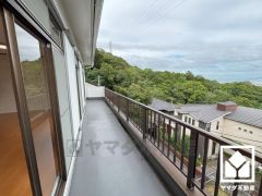 南東向きバルコニーで陽当たり、風通し良好。