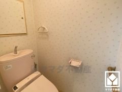 明るく清潔感溢れるトイレです。