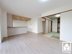 広々18.3帖のLDKが魅力。家族全員がリラックスできる、ゆったりとした快適リビングで温かい団らんの時間を。