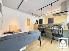 シンプルで美しいデザインのリビングが、毎日の生活に彩りを添える。